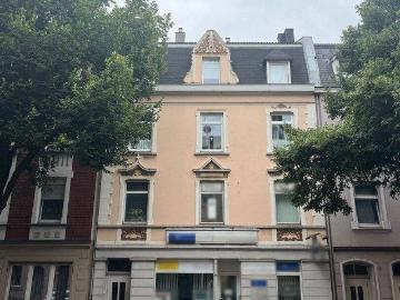 Vielseitiges Wohnhaus: Großfamilie oder 3×3 Zimmer Wohnungen + Gewerbe & Garten