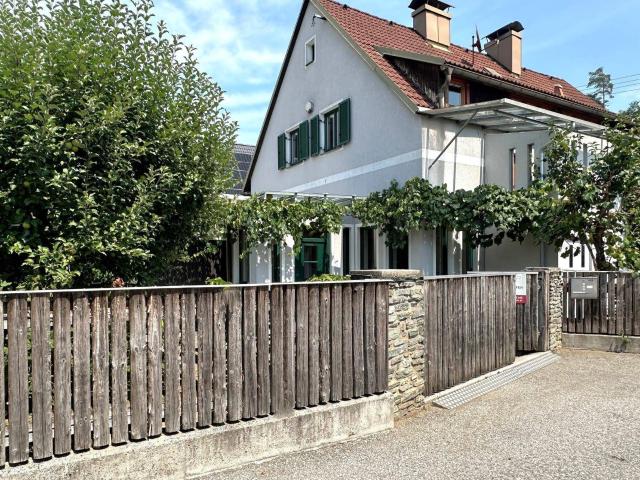 Vielseitiges Zweifamilienhaus zwei separate Wohneinheiten und viel Platz für Hobbys und Fahrzeuge!