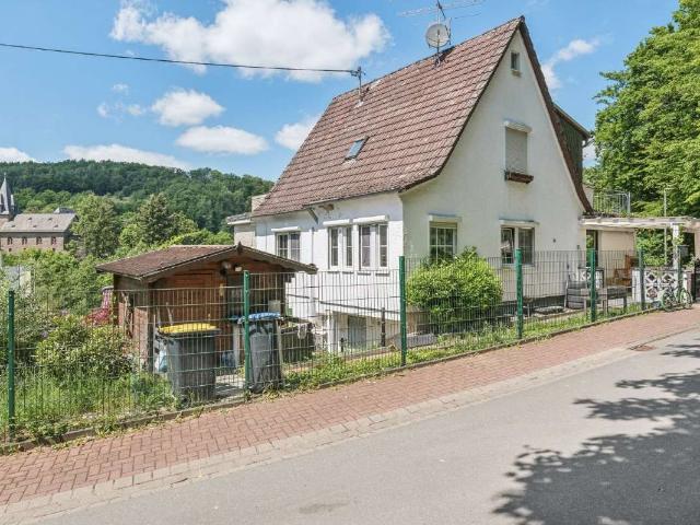 Vielseitiges Zweifamilienhaus mit Ausblick und Garten