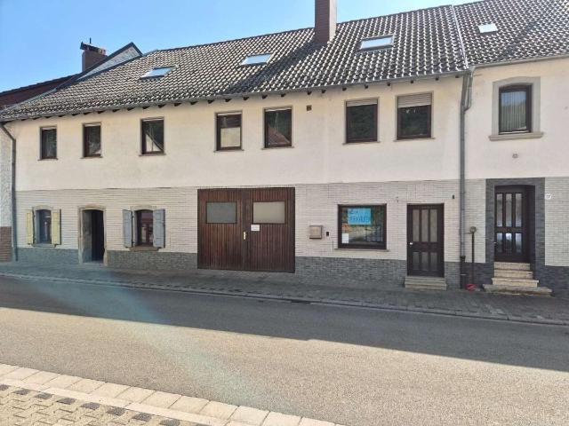 Vielseitiges Zweifamilienhaus mit Gewerbemöglichkeit, zahlreichen Stellplätzen u. idyllischem Garten