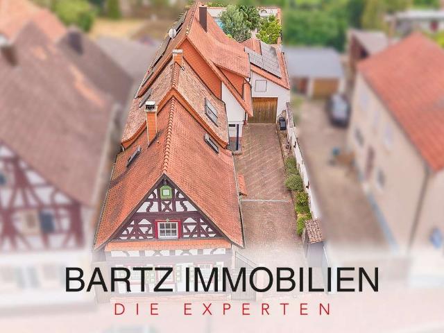 Vielseitiges Zweifamilienhaus mit idyllischem Garten, großer Terrasse & Pool