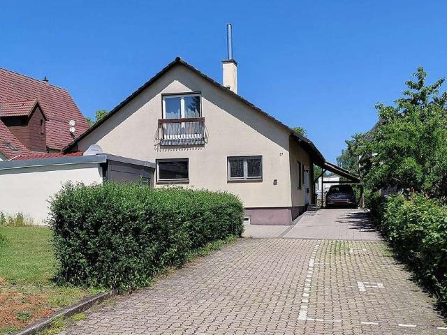 Vielseitiges Zweifamilienhaus mit Pool, separater Wohneinheit und großzügigem Grundstück