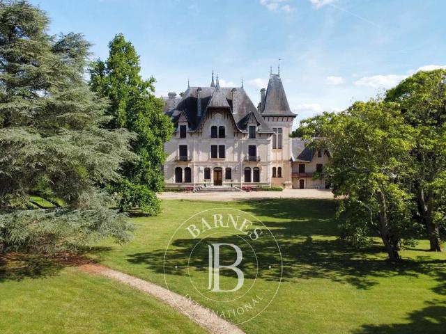 Vienne 86 Manoir XIXe et XXe Domaine d'environ 150 hec. 927m² Châtellerault