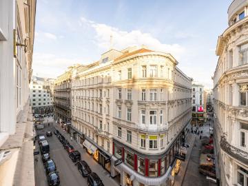 VIENNESE CLASSIC IN GÖTTWEIGERHOF: superb period apartment with 70 m² salon