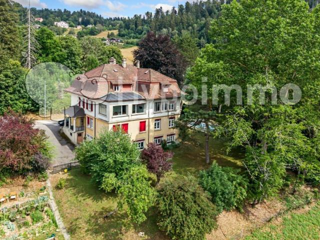 Vier Familien Haus mit Pool
