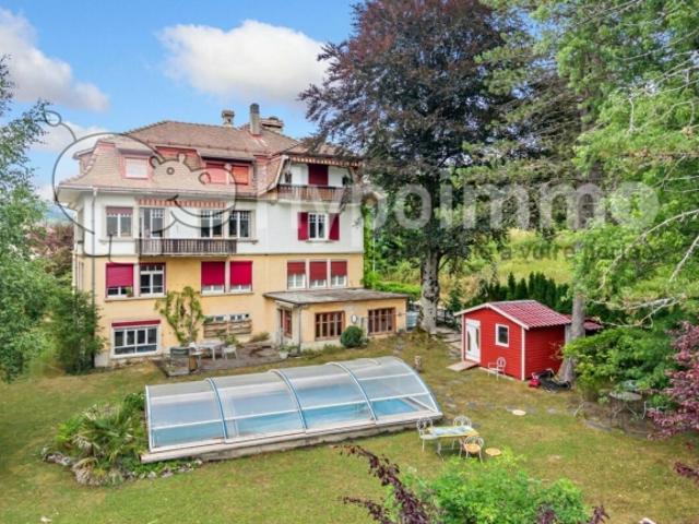 Vier Familien Haus mit Pool