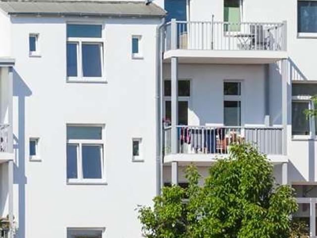 Vierfamilienhaus nebst Halle und 6 Garagen