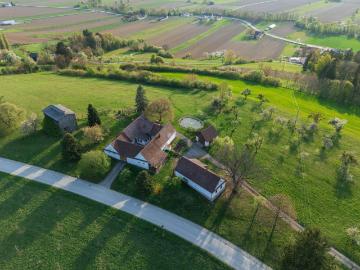 Vierkanthof mit 3,8 ha Grund & traumhafter Aussicht