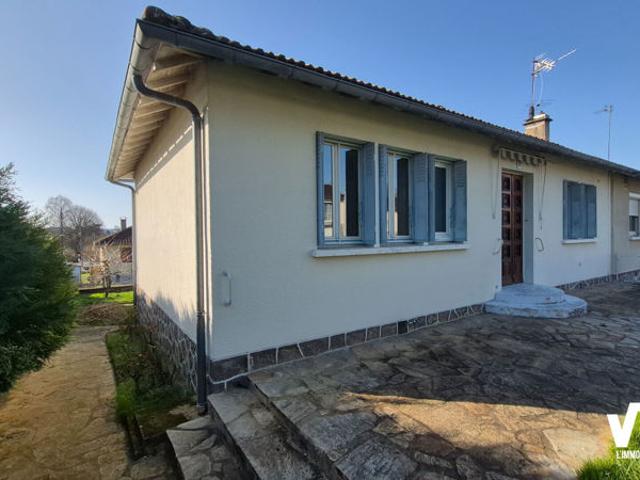 Vigenal, maison mitoyenne d'un coté sur sous sol complet