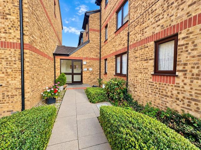 Vignoles Road, Romford RM7, 1 bed flat to rent, £1,250 pcm | PrimeLocation