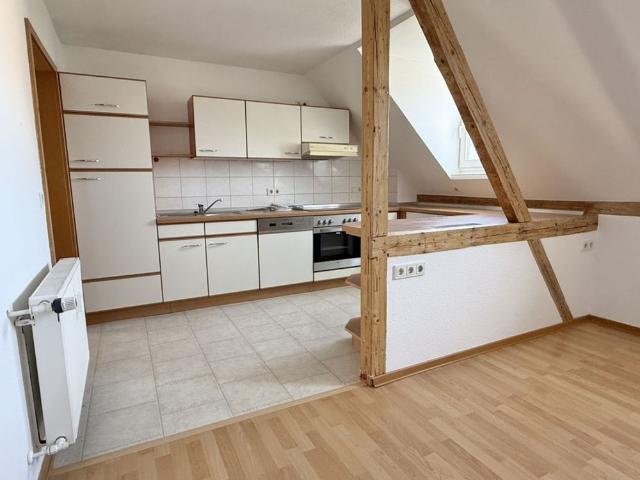 viiiel Platz • 2 Zimmer • Einbauküche • Dusche & Wanne • Tageslichtbad • Dachgeschoss