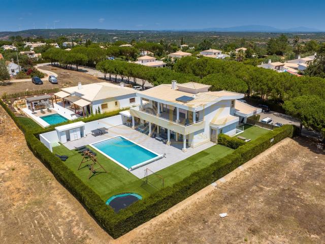 Vila moderna T4 + 3 com piscina 404m² Barão De São Miguel
