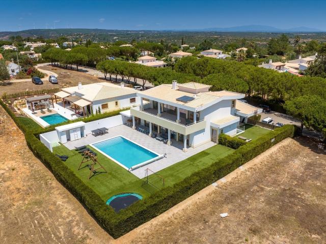 Vila moderna T4 + 3 com piscina 404m² Barão De São Miguel