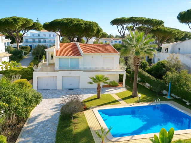 Vila com 6 Quartos e Amplo Jardim em Vilamoura 298m² Quarteira