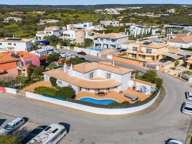 Vila com 3 quartos e 3 casas de banho à venda em Almadena, L. 226m² Luz