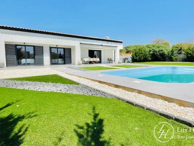 Vila Contemporânea de Um Nível para Vida Durante o Ano Todo. 200m² Armação De Pêra