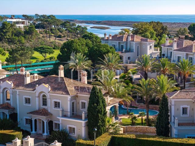 Vila de Luxo Reformada junto à Praia, para venda na localiza. 332m² Almancil