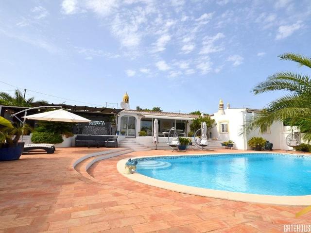 Vila de 2 quartos mais chalé de hóspedes de 1 quarto em Boli. 106m² Boliqueime