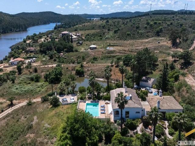 Vila de 3 quartos à beira do lago com terreno e ruína em Mon. 278m² Monchique
