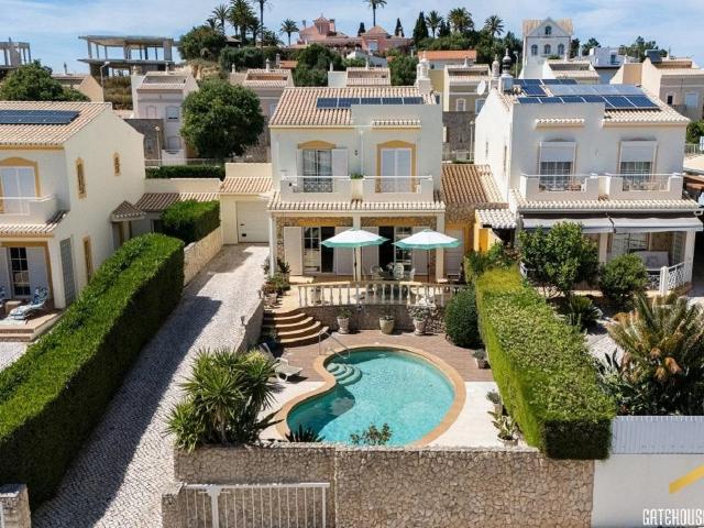 Vila de 4 quartos com piscina e anexos em Praia da Luz Gat. 155m² Luz