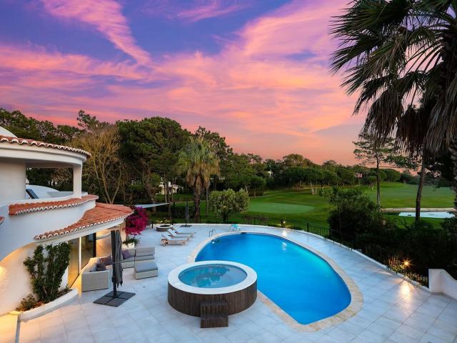 Vila de 5 suítes à frente do campo de golfe, com vista para. 3500m² Almancil
