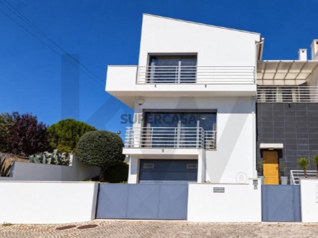 Vila Franca de Xira | Moradia T4 com jardim, barbecue e garagem