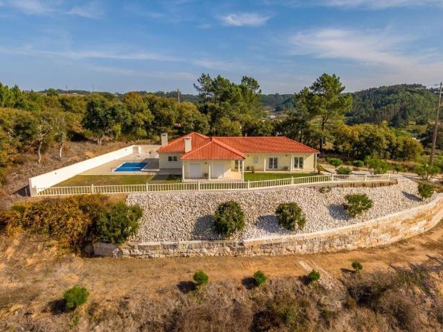 Vila independente de um só piso em estilo tradicional portug. 189m² Salir De Matos