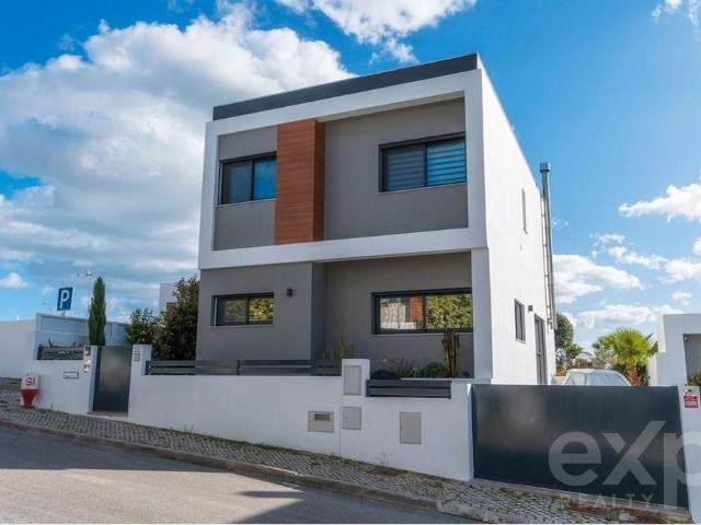 Vila isolada com 3 quartos e piscina privada nas proximidade. 150m² Pechão