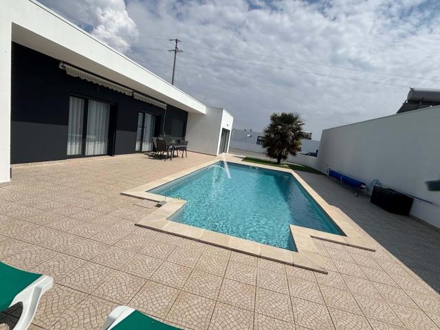 Vila isolada de 3+1 quarto com piscina à venda perto de Óbidos e Caldas da Rainha €535.000 | Terreno de 2.315m² | Costa de Prata | REF ACPS10908