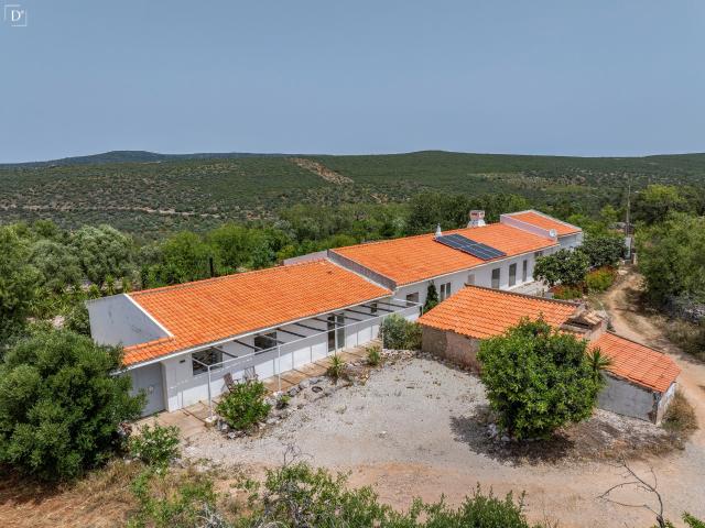 Vila pacífica no interior perto de Benafim, com vistas panorâmicas