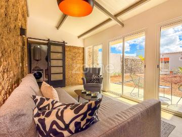 Vila Reformada de 1+1 Quarto com Jardim em Calhetas