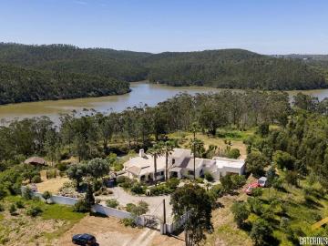 Vila ribeirinha com 4 quartos e terreno em Monchique, Algarv. 270m² Monchique