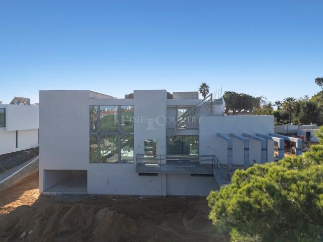 Vila Sol – nova moradia moderna com 4+1 quartos, piscina infinita e rooftop com bar