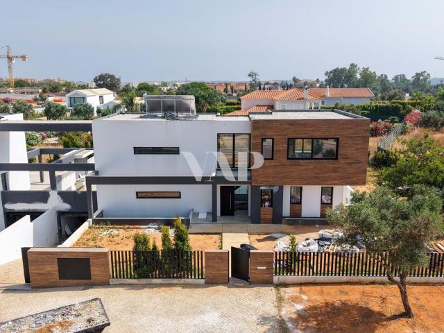 VILAMOURA Moradia em banda V3 +1 no estilo contemporâneo