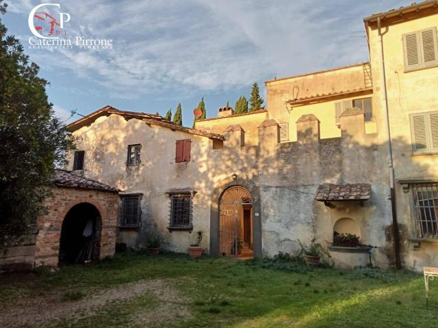 Villa 40 vani 2368mq