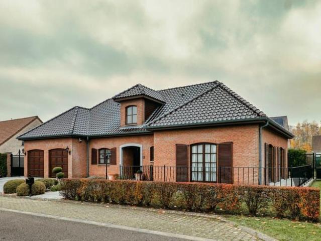Villa 4 bedrooms, terrace and garden near the Shape