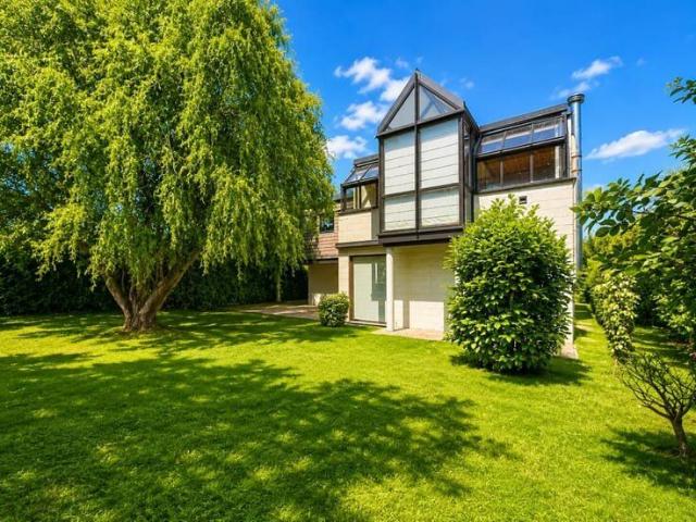 Villa 4 façades avec 5 chambres, grand jardin, garage et par