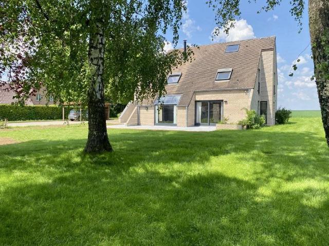 Villa 4 façades avec vue imprenable sur les champs
