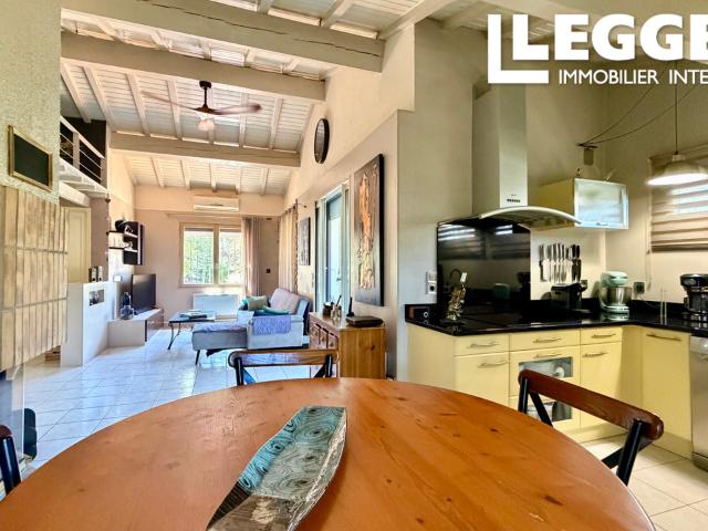 Villa 4 faces avec piscine et vue sur les montagnes aux abords d'Eus