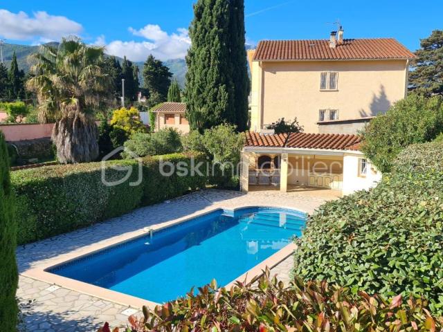 VILLA 4 FACES VUE SUR LE CANIGOU 4 CHAMBRES PISCINE GARAGE