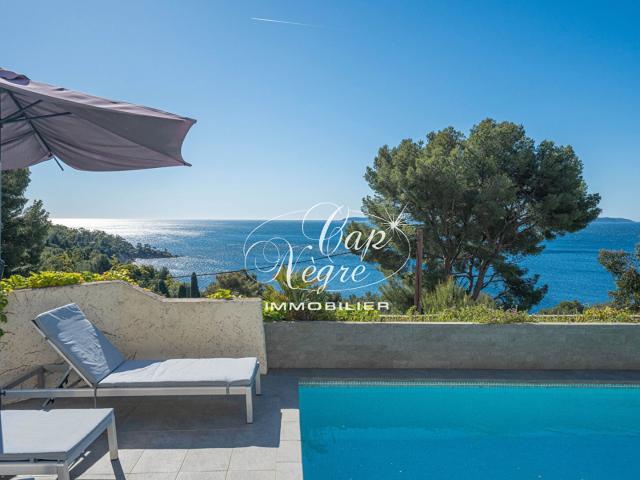 Villa 5 chambres avec piscine et vue mer située proche de l'. 192m² Le Lavandou