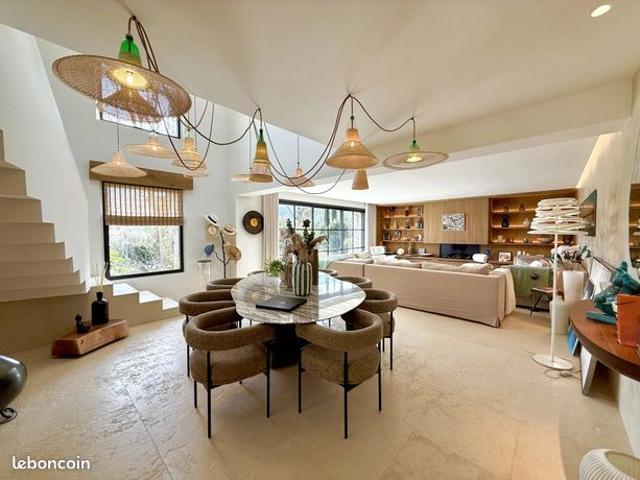 Villa 5 pièces 245 m²