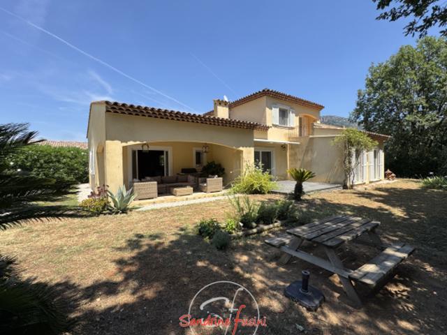VILLA 5 PIECES AVEC PISCINE ET GARAGE