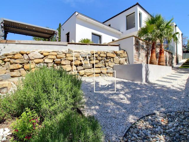 Villa 5 pièces de 127,80 m2 habitable avec terrasses, piscine et garage sur parcelle de 440 m2