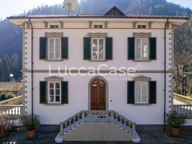 Villa 5 vani 1000mq