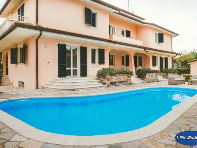 Villa 5 vani 550mq