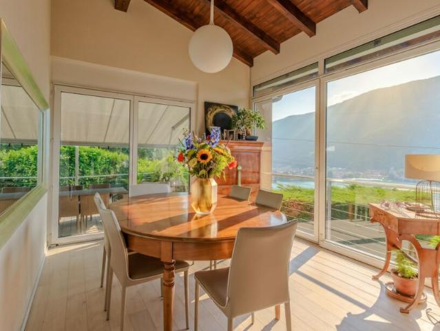 VILLA 5.5 LOCALI RINNOVATA CON VISTA LAGO APERTA A CAPOLAGO