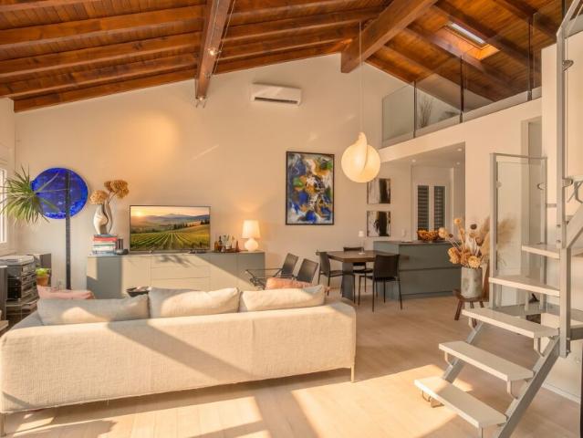 VILLA 5.5 LOCALI RINNOVATA CON VISTA LAGO APERTA A CAPOLAGO