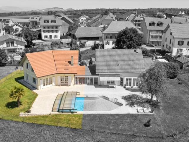 Freistehende Villa mit Nebengebäuden