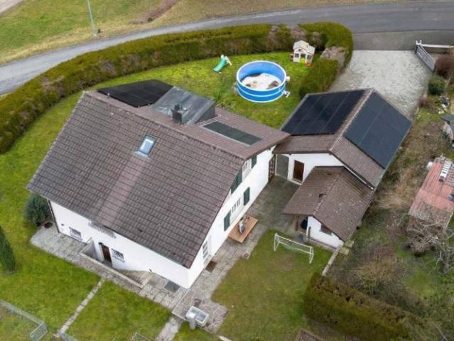 Wunderschöne freistehende 5½ Zimmer Villa mit freier Aussicht, überdachter Terrasse, Aufstellpool und grossem grünen Garten